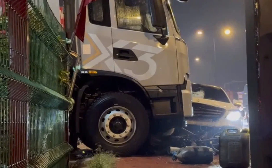 Mercedes tông liên hoàn 6 xe máy, 3 ô tô ở TPHCM, người đàn ông tử vong tại chỗ Mercedes tông liên hoàn 6 xe máy, 3 ô tô ở TPHCM, người đàn ông tử vong tại chỗ
