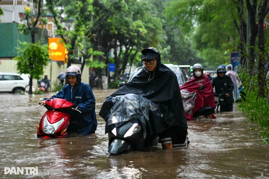 Miền Bắc ngày nắng nóng, cuối tuần mưa to