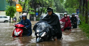 Miền Bắc ngày nắng nóng, cuối tuần mưa to