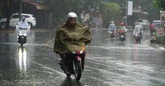 Miền Bắc ngày trời nắng, chiều tối bắt đầu mưa to