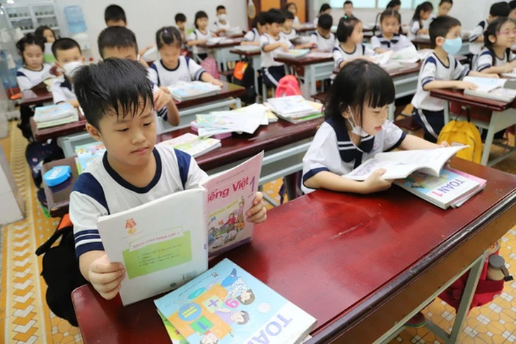 Miễn phí sách giáo khoa: Đồng thuận cao, nhưng lo 'sách cũ, quản lý khó' Miễn phí sách giáo khoa: Đồng thuận cao, nhưng lo 'sách cũ, quản lý khó'