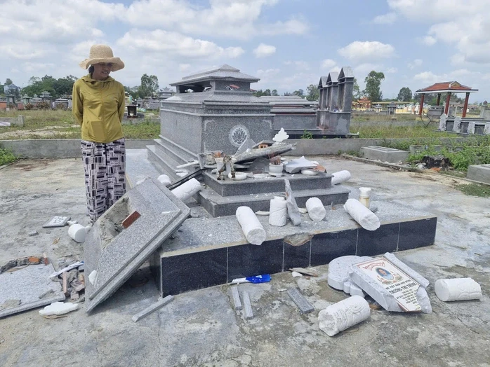 Mộ mẹ Việt Nam Anh hùng bị đập phá: Nghi vấn từ "dấu hiệu lạ" Mộ mẹ Việt Nam Anh hùng bị đập phá: Nghi vấn từ "dấu hiệu lạ"