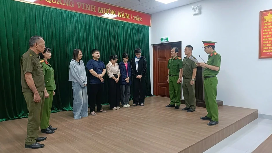 Mở spa, cho người đóng giả bác sĩ 'dọa' khách để ép mua gói trị liệu đắt tiền Mở spa, cho người đóng giả bác sĩ 'dọa' khách để ép mua gói trị liệu đắt tiền