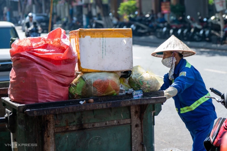 Mỗi công nhân vệ sinh Đà Nẵng thu gom 8-10 tấn rác mỗi ngày Mỗi công nhân vệ sinh Đà Nẵng thu gom 8-10 tấn rác mỗi ngày