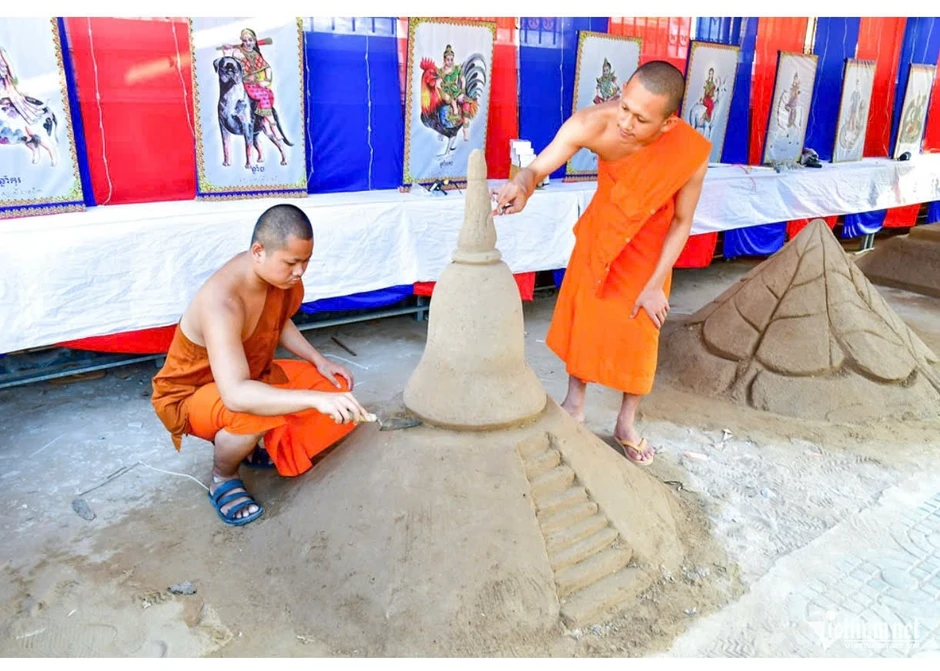 Mỗi hạt cát, một lời nguyện lành: Nghi lễ đắp núi cát trong Tết Chôl Chnăm Thmây Mỗi hạt cát, một lời nguyện lành: Nghi lễ đắp núi cát trong Tết Chôl Chnăm Thmây