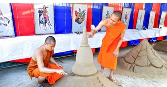 Mỗi hạt cát, một lời nguyện lành: Nghi lễ đắp núi cát trong Tết Chôl Chnăm Thmây