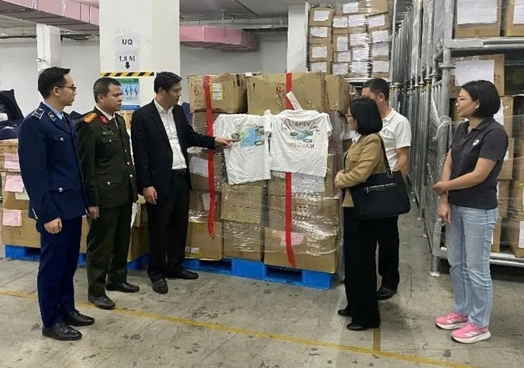 Một công ty bị phạt hơn 22 triệu đồng, buộc tiêu hủy 6.000 áo in bản đồ thiếu Hoàng Sa, Trường Sa Một công ty bị phạt hơn 22 triệu đồng, buộc tiêu hủy 6.000 áo in bản đồ thiếu Hoàng Sa, Trường Sa