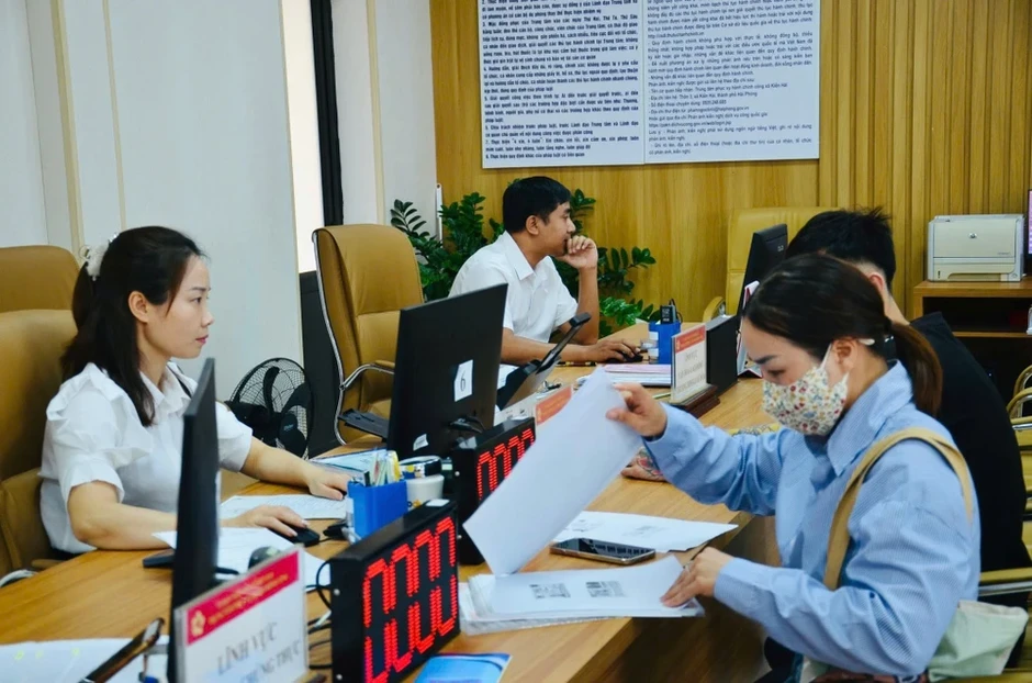 Một năm vận hành chính quyền địa phương 2 cấp: Rút ngắn thủ tục hành chính, chính quyền gần dân hơn Một năm vận hành chính quyền địa phương 2 cấp: Rút ngắn thủ tục hành chính, chính quyền gần dân hơn
