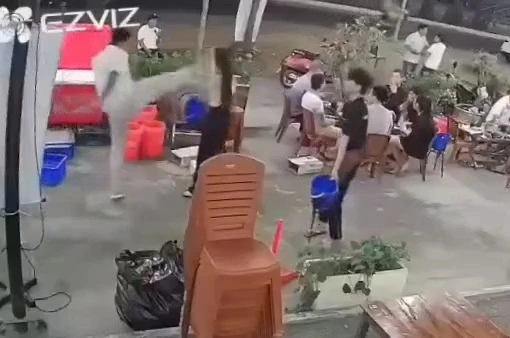 Một phụ nữ bị người đàn ông hành hung tại quán nhậu