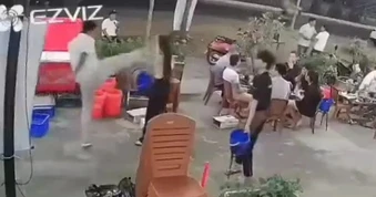 Một phụ nữ bị người đàn ông hành hung tại quán nhậu