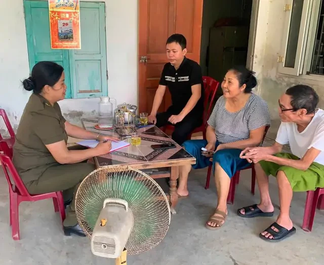 Một phụ nữ bị yêu cầu chuyển khoản 79 triệu đồng, tổ trưởng Đinh Thuỳ Dung lập tức ngăn cản Một phụ nữ bị yêu cầu chuyển khoản 79 triệu đồng, tổ trưởng Đinh Thuỳ Dung lập tức ngăn cản