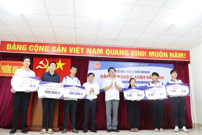 Một phường ở Cần Thơ hỗ trợ "gỡ rối" pháp lý cho người dân Một phường ở Cần Thơ hỗ trợ "gỡ rối" pháp lý cho người dân