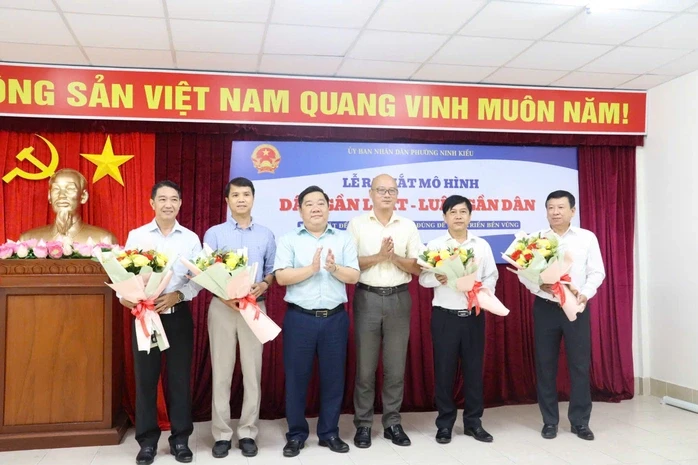 Một phường ở Cần Thơ hỗ trợ "gỡ rối" pháp lý cho người dân Một phường ở Cần Thơ hỗ trợ "gỡ rối" pháp lý cho người dân
