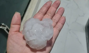 Mưa đá hạt to như nắm tay trút xuống Bắc Hà