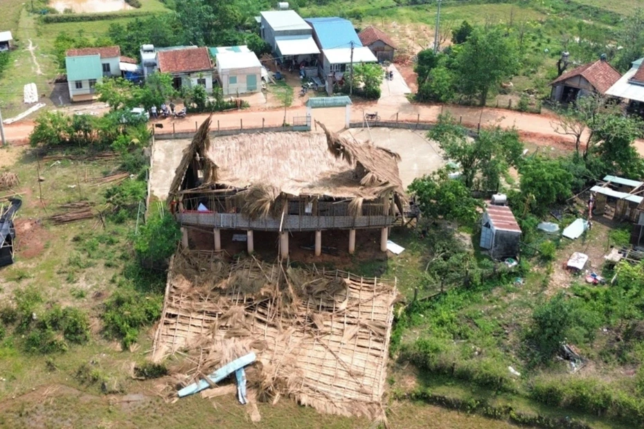 Mưa đá kèm dông lốc cuốn bay mái nhà, gia đình 10 người phải đi ở nhờ Mưa đá kèm dông lốc cuốn bay mái nhà, gia đình 10 người phải đi ở nhờ