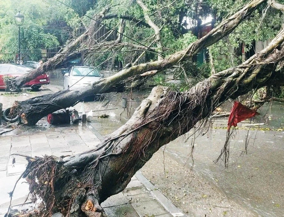 Mưa đá kèm dông lốc khiến 10 người thương vong, 5.400 nhà tốc mái, sập đổ Mưa đá kèm dông lốc khiến 10 người thương vong, 5.400 nhà tốc mái, sập đổ
