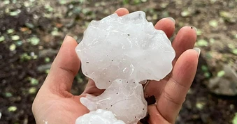 Mưa đá kèm dông lốc khiến 10 người thương vong, 5.400 nhà tốc mái, sập đổ