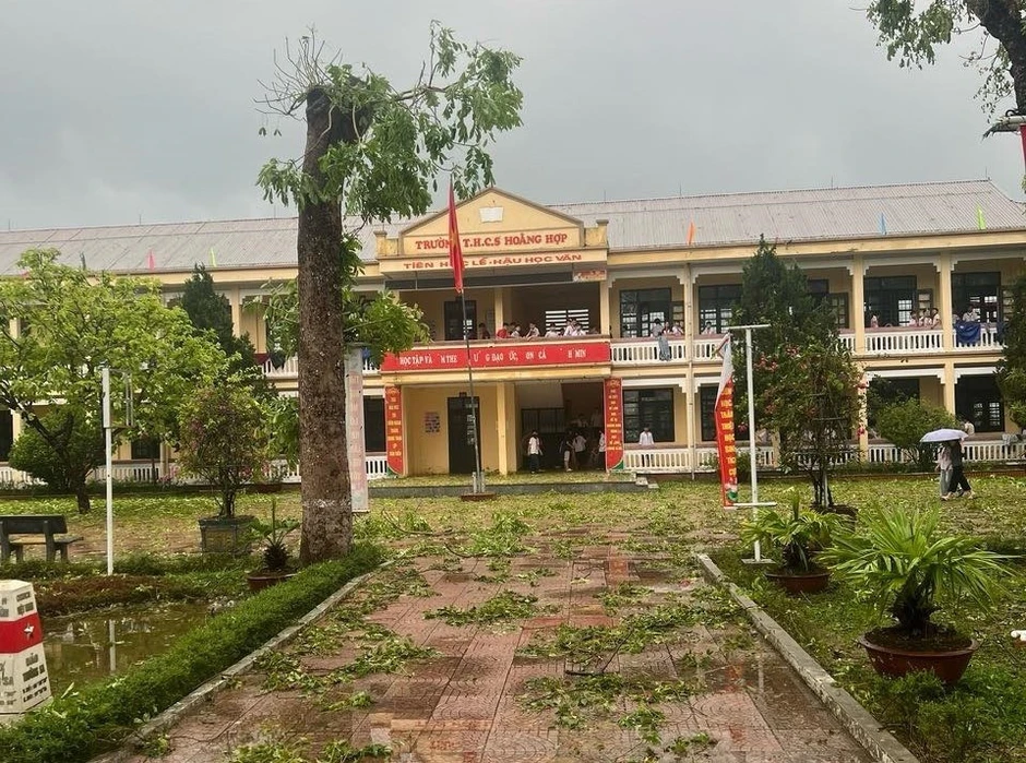 Mưa đá kèm giông lốc lật mái trường học, đập gãy cây cối ở Thanh Hóa Mưa đá kèm giông lốc lật mái trường học, đập gãy cây cối ở Thanh Hóa
