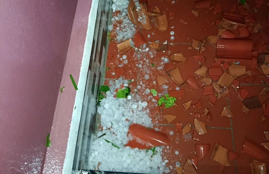 Mưa đá kèm giông lốc lật mái trường học, đập gãy cây cối ở Thanh Hóa Mưa đá kèm giông lốc lật mái trường học, đập gãy cây cối ở Thanh Hóa