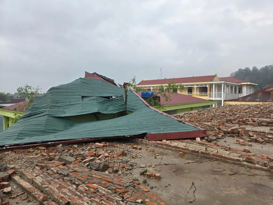 Mưa đá kèm giông lốc lật mái trường học, đập gãy cây cối ở Thanh Hóa Mưa đá kèm giông lốc lật mái trường học, đập gãy cây cối ở Thanh Hóa