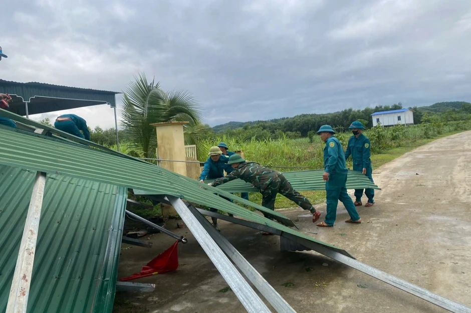 Mưa đá như quả trứng gà phá thủng nhiều mái nhà, người dân tìm nơi trú ẩn Mưa đá như quả trứng gà phá thủng nhiều mái nhà, người dân tìm nơi trú ẩn