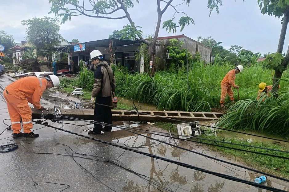 Mưa đá như quả trứng gà phá thủng nhiều mái nhà, người dân tìm nơi trú ẩn Mưa đá như quả trứng gà phá thủng nhiều mái nhà, người dân tìm nơi trú ẩn