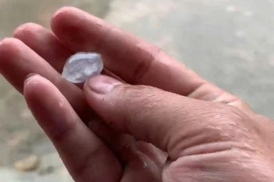 Mưa đá xuất hiện giữa mùa nắng tại xã miền núi Đà Nẵng Mưa đá xuất hiện giữa mùa nắng tại xã miền núi Đà Nẵng