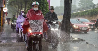 Mưa dông bao trùm nhiều khu vực cả nước, cảnh báo lốc sét và mưa đá