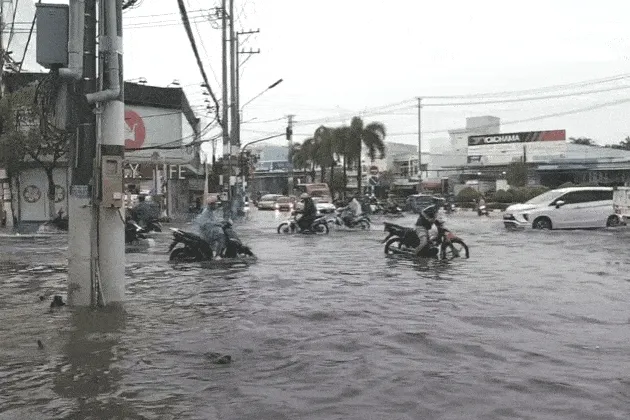Mưa lớn buổi sáng khiến nhiều tuyến đường ở Cà Mau ngập sâu Mưa lớn buổi sáng khiến nhiều tuyến đường ở Cà Mau ngập sâu