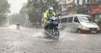 Mưa lớn cấp tập sau nắng nóng, 18 tỉnh, thành sẵn sàng ứng phó