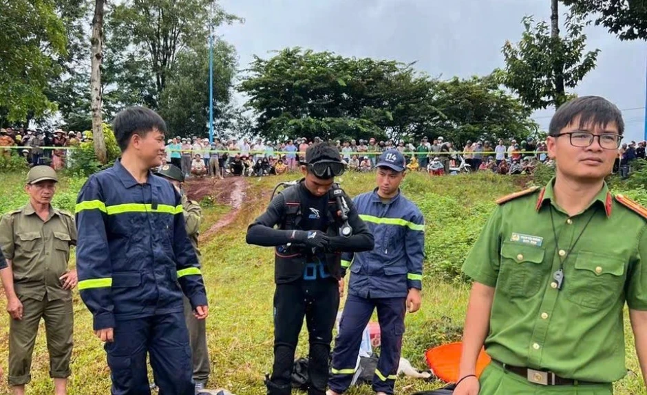 Mưa lớn cuốn trôi ô tô ở Đồng Nai, đang tìm kiếm người nghi mất tích Mưa lớn cuốn trôi ô tô ở Đồng Nai, đang tìm kiếm người nghi mất tích