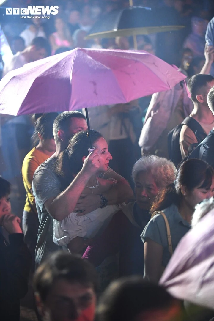 Mưa lớn, du khách nước ngoài vẫn hòa mình vào đêm Trung thu ở Nha Trang Mưa lớn, du khách nước ngoài vẫn hòa mình vào đêm Trung thu ở Nha Trang