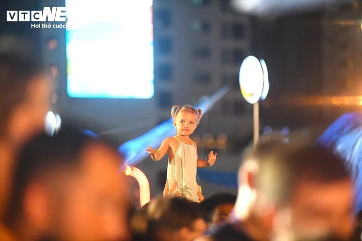 Mưa lớn, du khách nước ngoài vẫn hòa mình vào đêm Trung thu ở Nha Trang Mưa lớn, du khách nước ngoài vẫn hòa mình vào đêm Trung thu ở Nha Trang