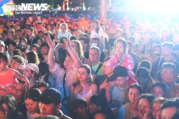 Mưa lớn, du khách nước ngoài vẫn hòa mình vào đêm Trung thu ở Nha Trang Mưa lớn, du khách nước ngoài vẫn hòa mình vào đêm Trung thu ở Nha Trang