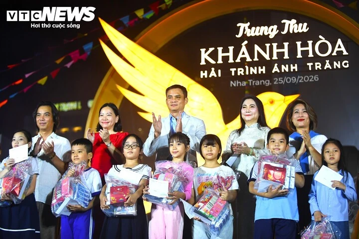 Mưa lớn, du khách nước ngoài vẫn hòa mình vào đêm Trung thu ở Nha Trang Mưa lớn, du khách nước ngoài vẫn hòa mình vào đêm Trung thu ở Nha Trang