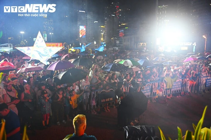 Mưa lớn, du khách nước ngoài vẫn hòa mình vào đêm Trung thu ở Nha Trang Mưa lớn, du khách nước ngoài vẫn hòa mình vào đêm Trung thu ở Nha Trang