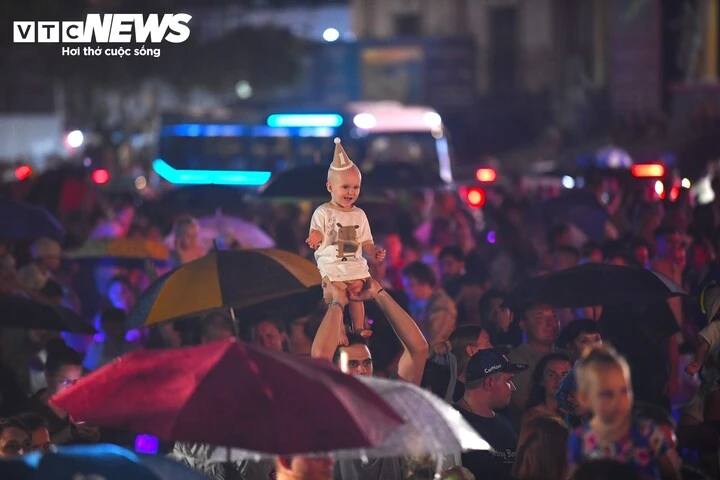 Mưa lớn, du khách nước ngoài vẫn hòa mình vào đêm Trung thu ở Nha Trang Mưa lớn, du khách nước ngoài vẫn hòa mình vào đêm Trung thu ở Nha Trang