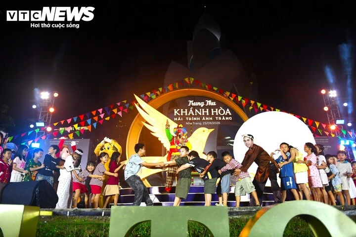 Mưa lớn, du khách nước ngoài vẫn hòa mình vào đêm Trung thu ở Nha Trang Mưa lớn, du khách nước ngoài vẫn hòa mình vào đêm Trung thu ở Nha Trang