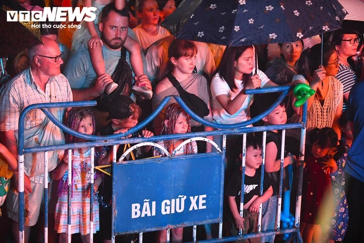 Mưa lớn, du khách nước ngoài vẫn hòa mình vào đêm Trung thu ở Nha Trang Mưa lớn, du khách nước ngoài vẫn hòa mình vào đêm Trung thu ở Nha Trang