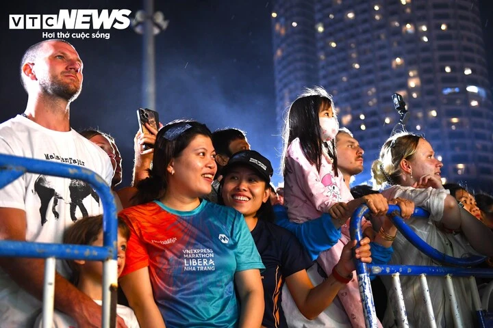 Mưa lớn, du khách nước ngoài vẫn hòa mình vào đêm Trung thu ở Nha Trang Mưa lớn, du khách nước ngoài vẫn hòa mình vào đêm Trung thu ở Nha Trang