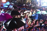 Mưa lớn, du khách nước ngoài vẫn hòa mình vào đêm Trung thu ở Nha Trang