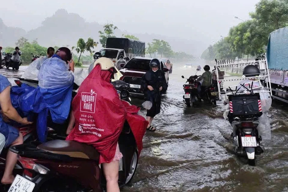 Mưa lớn gây ngập cục bộ ở Lào Cai, đoạn sâu nhất hơn 1m Mưa lớn gây ngập cục bộ ở Lào Cai, đoạn sâu nhất hơn 1m