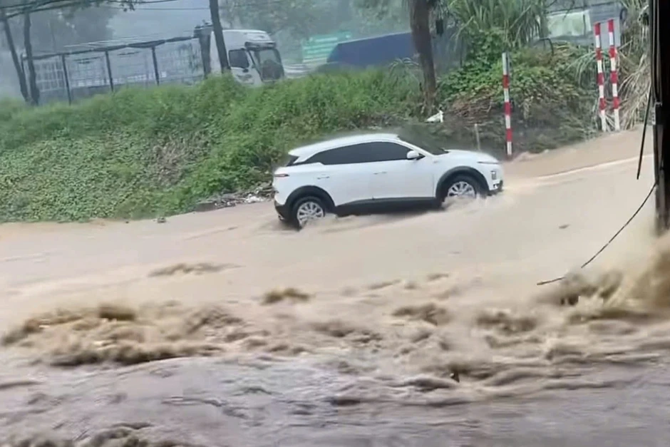 Mưa lớn gây ngập cục bộ ở Lào Cai, đoạn sâu nhất hơn 1m Mưa lớn gây ngập cục bộ ở Lào Cai, đoạn sâu nhất hơn 1m