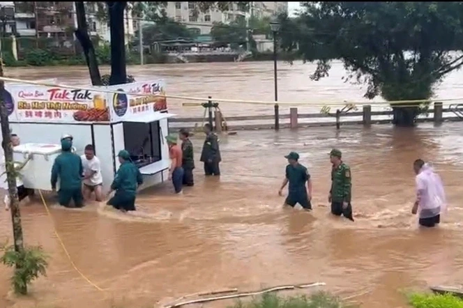 Mưa lớn gây ngập nhiều khu dân cư ở Quảng Ninh
