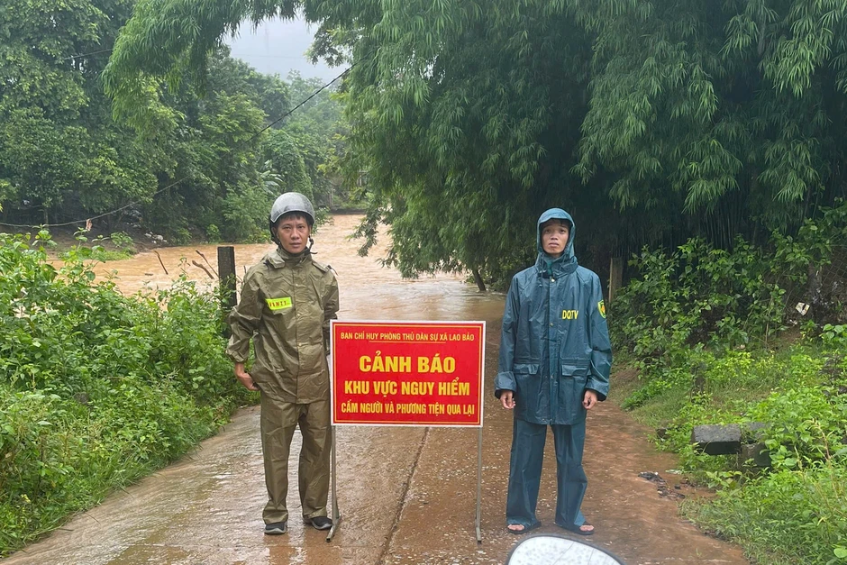 Mưa lớn gây ngập nhiều ngầm tràn, chính quyền lập rào chắn, biển cảnh báo