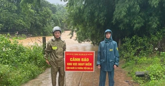 Mưa lớn gây ngập nhiều ngầm tràn, chính quyền lập rào chắn, biển cảnh báo