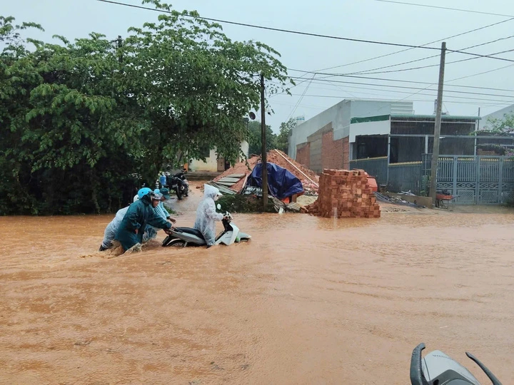 Mưa lớn giữa mùa khô, quốc lộ ở Lâm Đồng ngập sâu Mưa lớn giữa mùa khô, quốc lộ ở Lâm Đồng ngập sâu