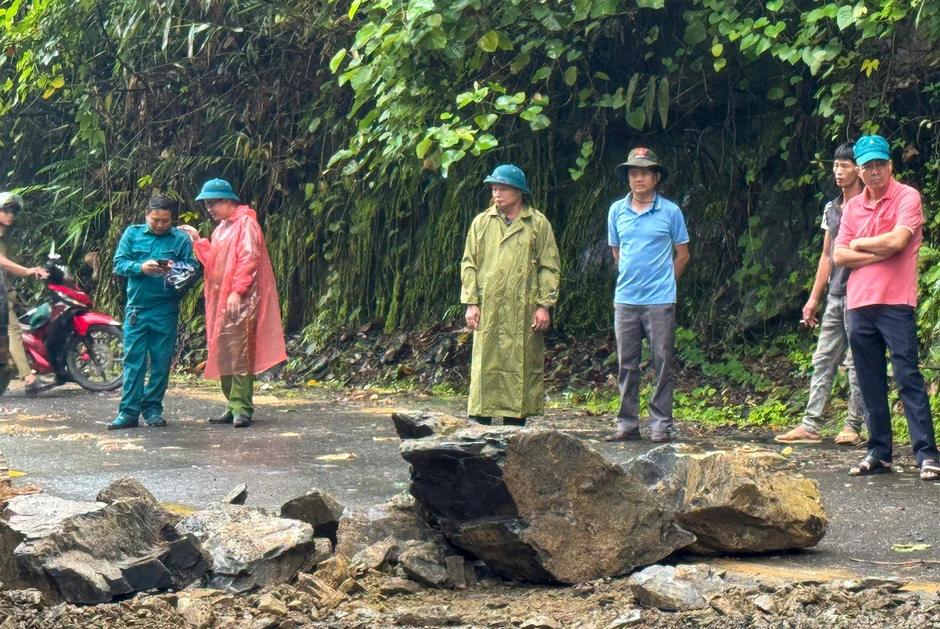Mưa lớn, hàng nghìn m³ đất đá tràn xuống đèo Con Ó Mưa lớn, hàng nghìn m³ đất đá tràn xuống đèo Con Ó