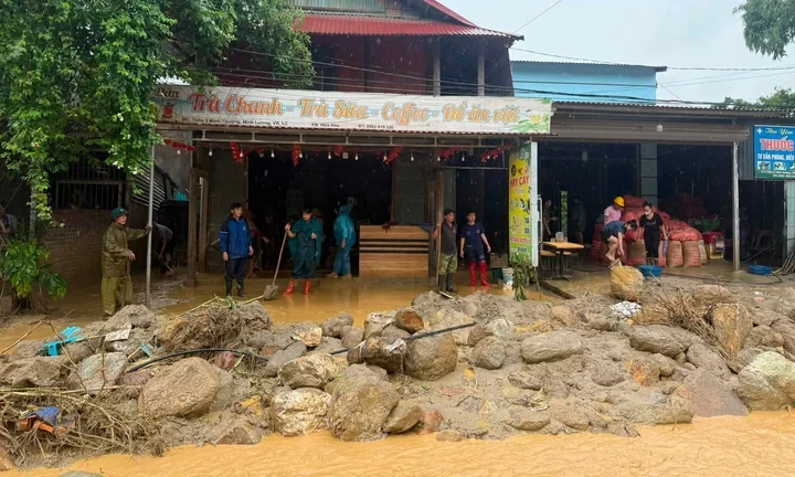 Mưa lớn kéo dài, đất đá tràn xuống Quốc lộ 279 và khu dân cư ở Lào Cai Mưa lớn kéo dài, đất đá tràn xuống Quốc lộ 279 và khu dân cư ở Lào Cai
