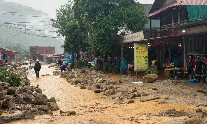 Mưa lớn kéo dài, đất đá tràn xuống Quốc lộ 279 và khu dân cư ở Lào Cai Mưa lớn kéo dài, đất đá tràn xuống Quốc lộ 279 và khu dân cư ở Lào Cai
